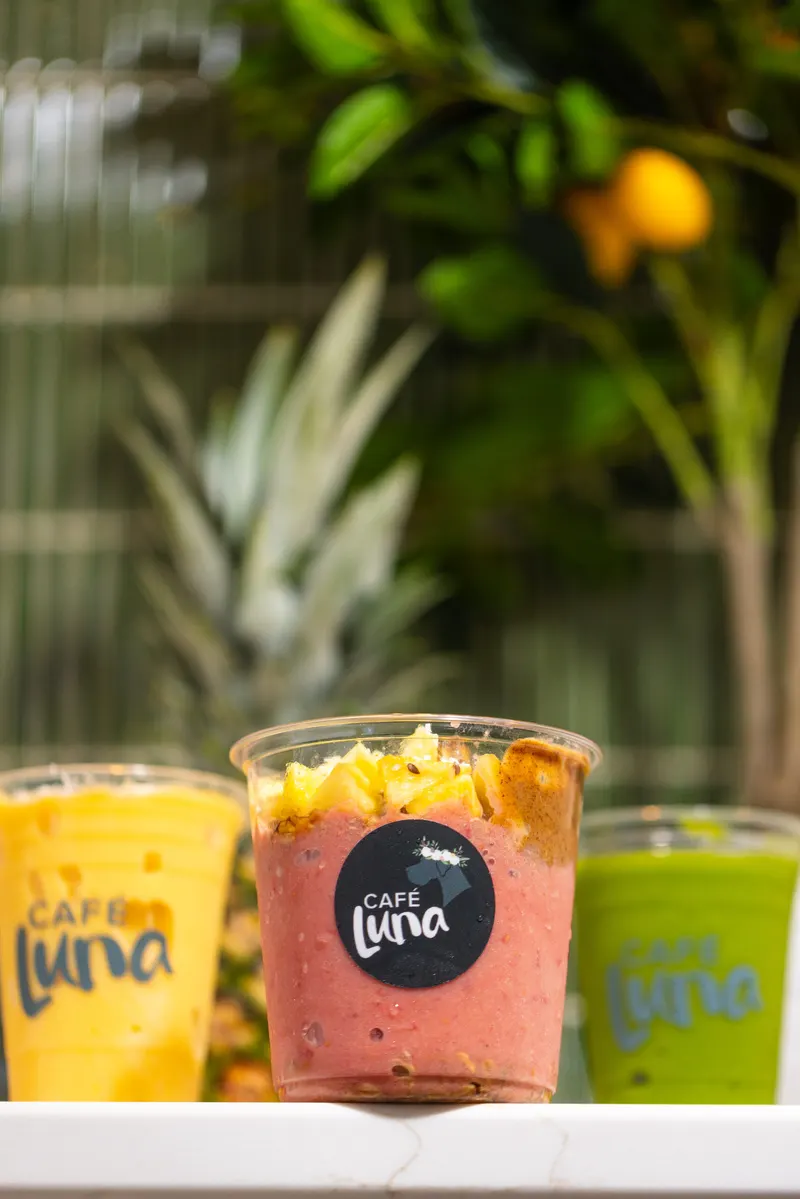 Smoothies and a smoothie bowl in Café Luna cups